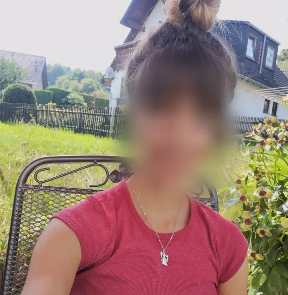 Nina, 24